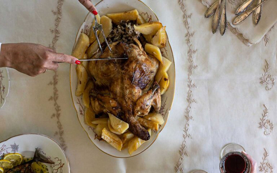 κότα-στον-φούρνο-γεμιστή-και-γιορτινή-562181425