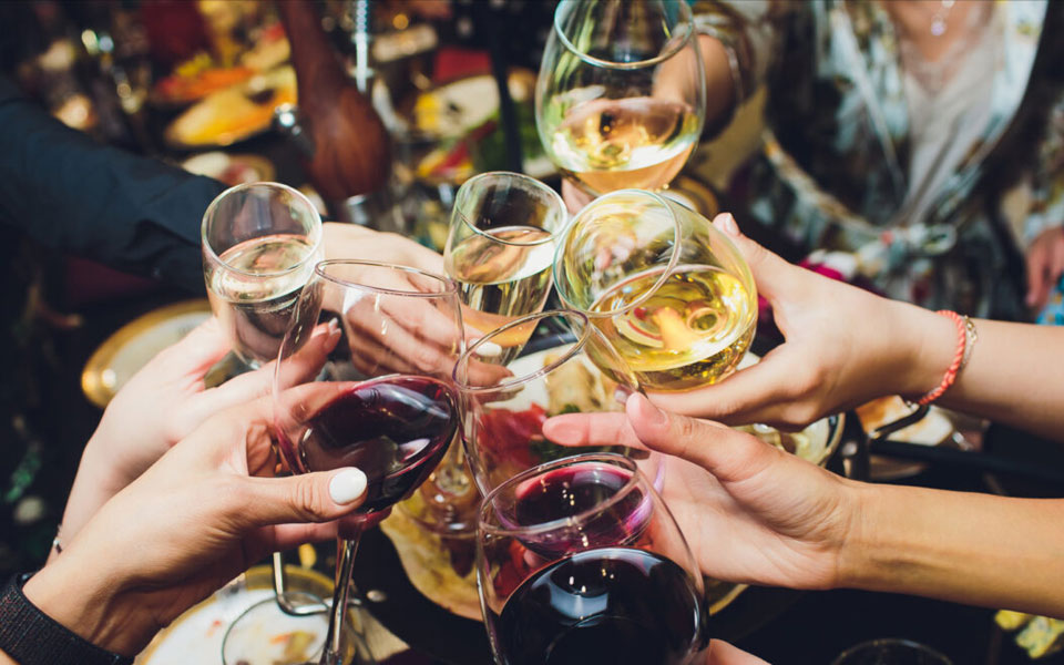 τι-πίνουμε-με-τα-γιορτινά-εδέσματα-562176988