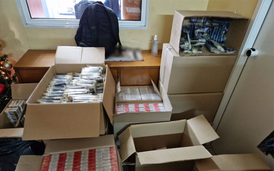 χειροπέδες-σε-63χρονο-για-χιλιάδες-λαθρ-562204747