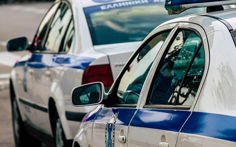 χειροπέδες-στον-ληστή-της-τράπεζας-στ-562170739