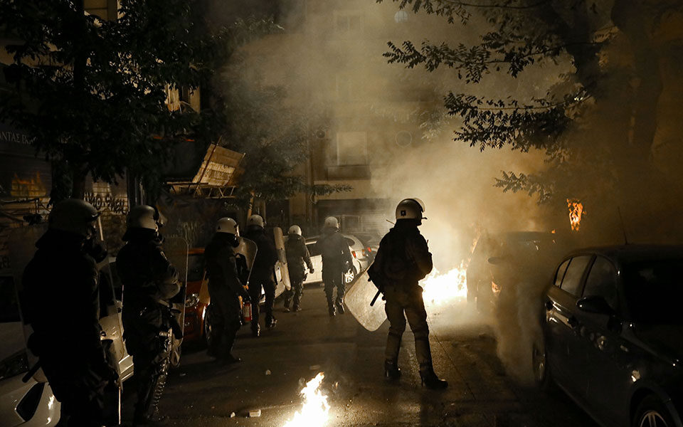 εξάρχεια-επίθεση-με-μολότοφ-σε-διμοιρ-562177129