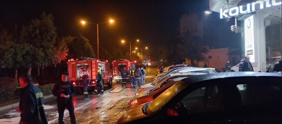Νύχτα έντασης στην Υμηττού – Εμπρηστική επίθεση σε αντιπροσωπεία αυτοκινήτων-7