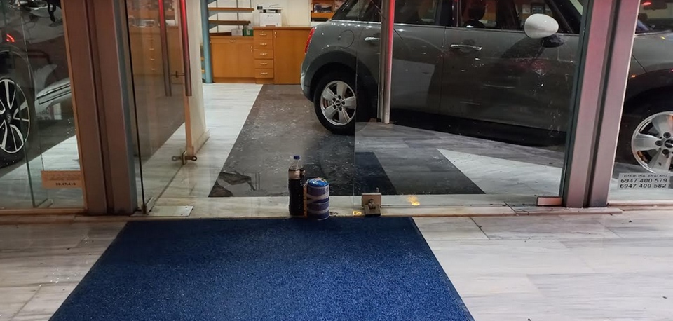 Νύχτα έντασης στην Υμηττού – Εμπρηστική επίθεση σε αντιπροσωπεία αυτοκινήτων-1