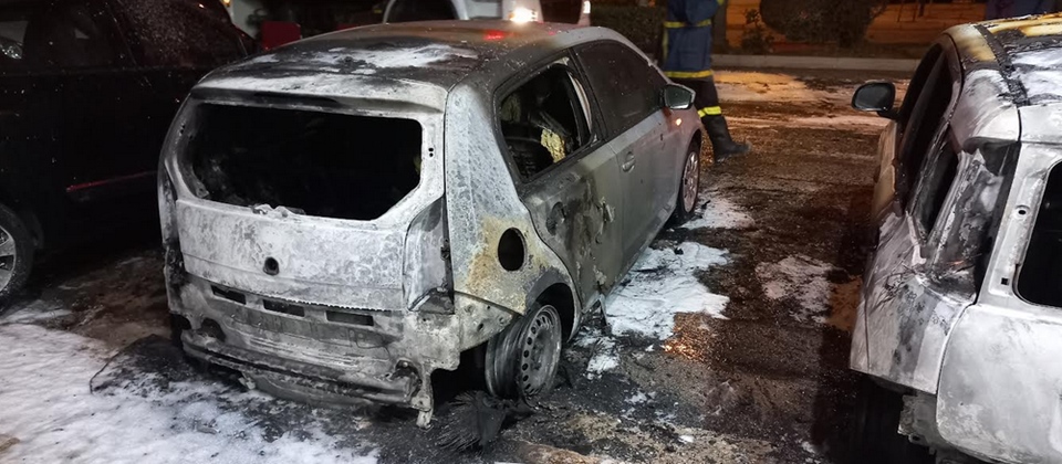 Νύχτα έντασης στην Υμηττού – Εμπρηστική επίθεση σε αντιπροσωπεία αυτοκινήτων-2