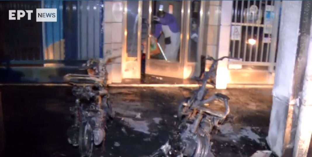 Εμπρησμός στην Κυψέλη: Kάηκαν τρία μηχανάκια-1