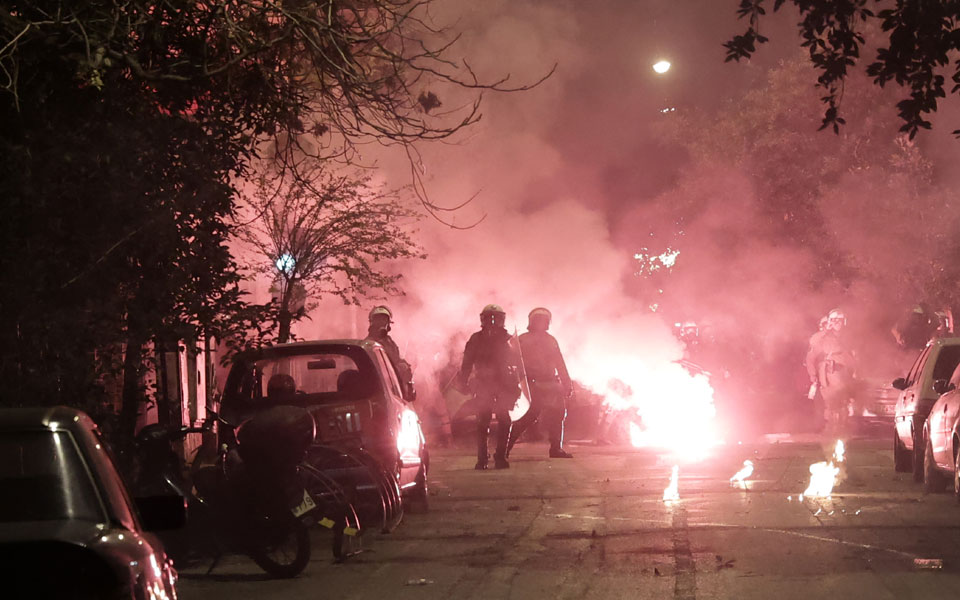 εξάρχεια-τρεις-συλλήψεις-για-επίθεση-562192537