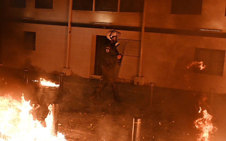 πάτρα-επίθεση-με-βόμβες-μολότοφ-εναντ-562194601