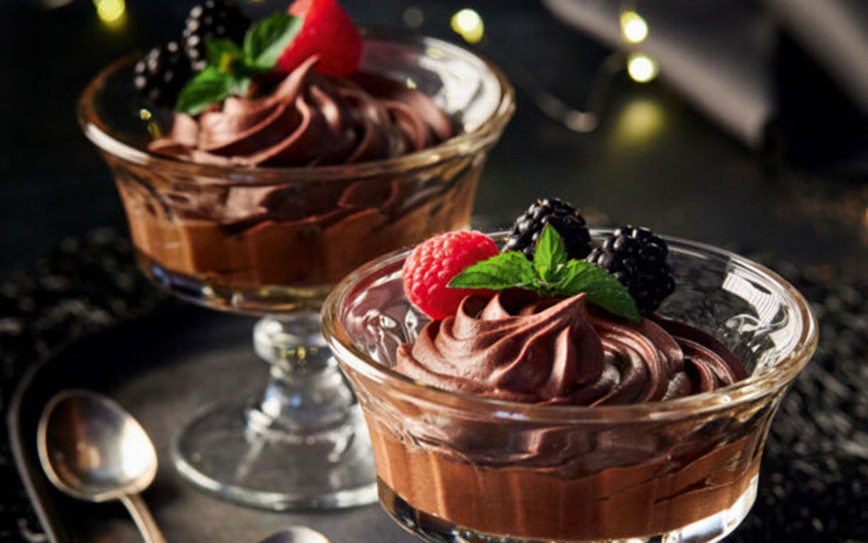 μους-σοκολάτας-με-φρούτα-του-δάσους-562187290