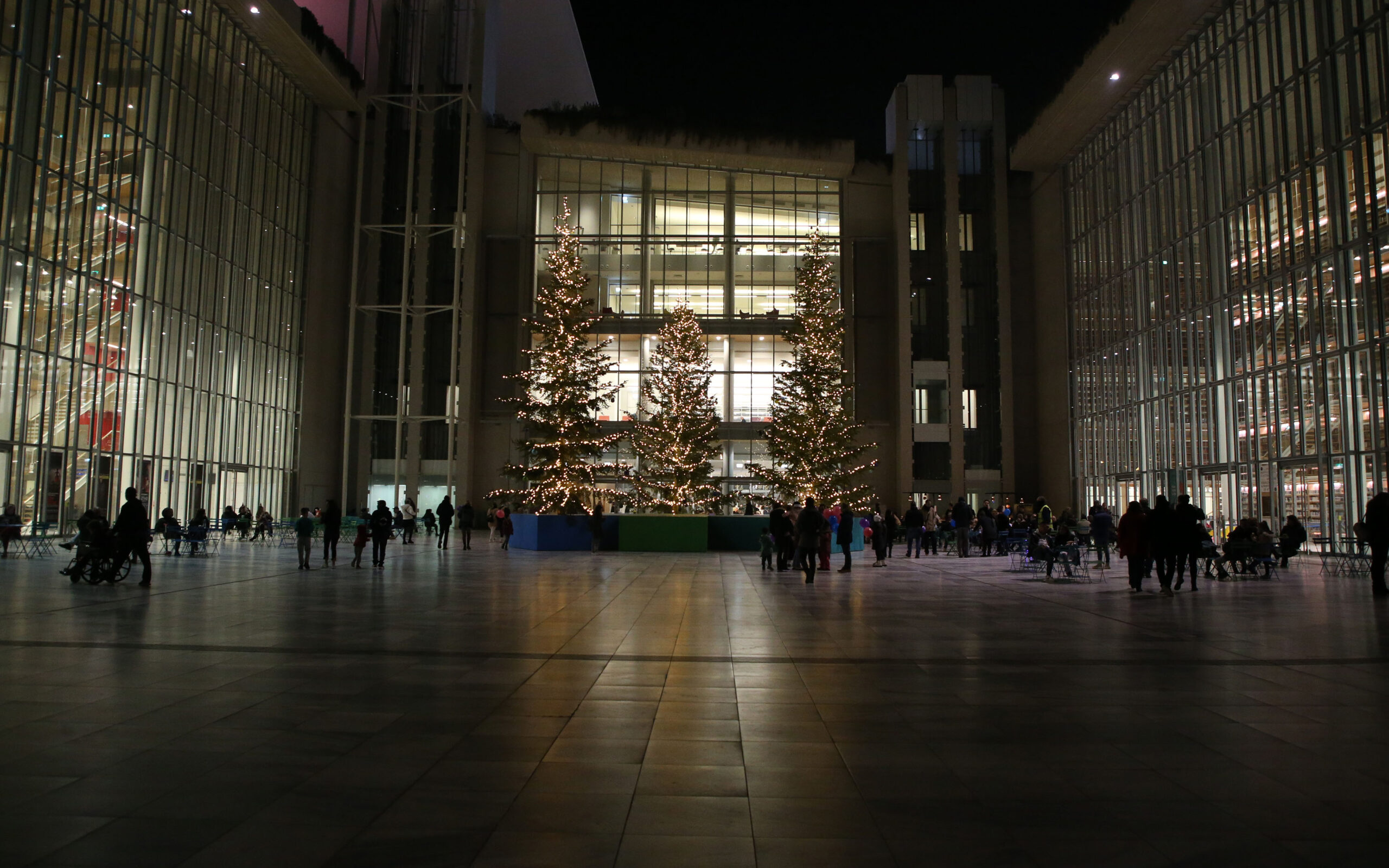 χριστούγεννα-μιούζικαλ-διάσημα-μπαλ-562201891