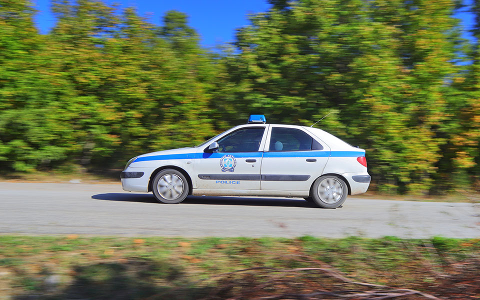 χειροπέδες-σε-τέσσερα-μέλη-εγκληματι-562178524