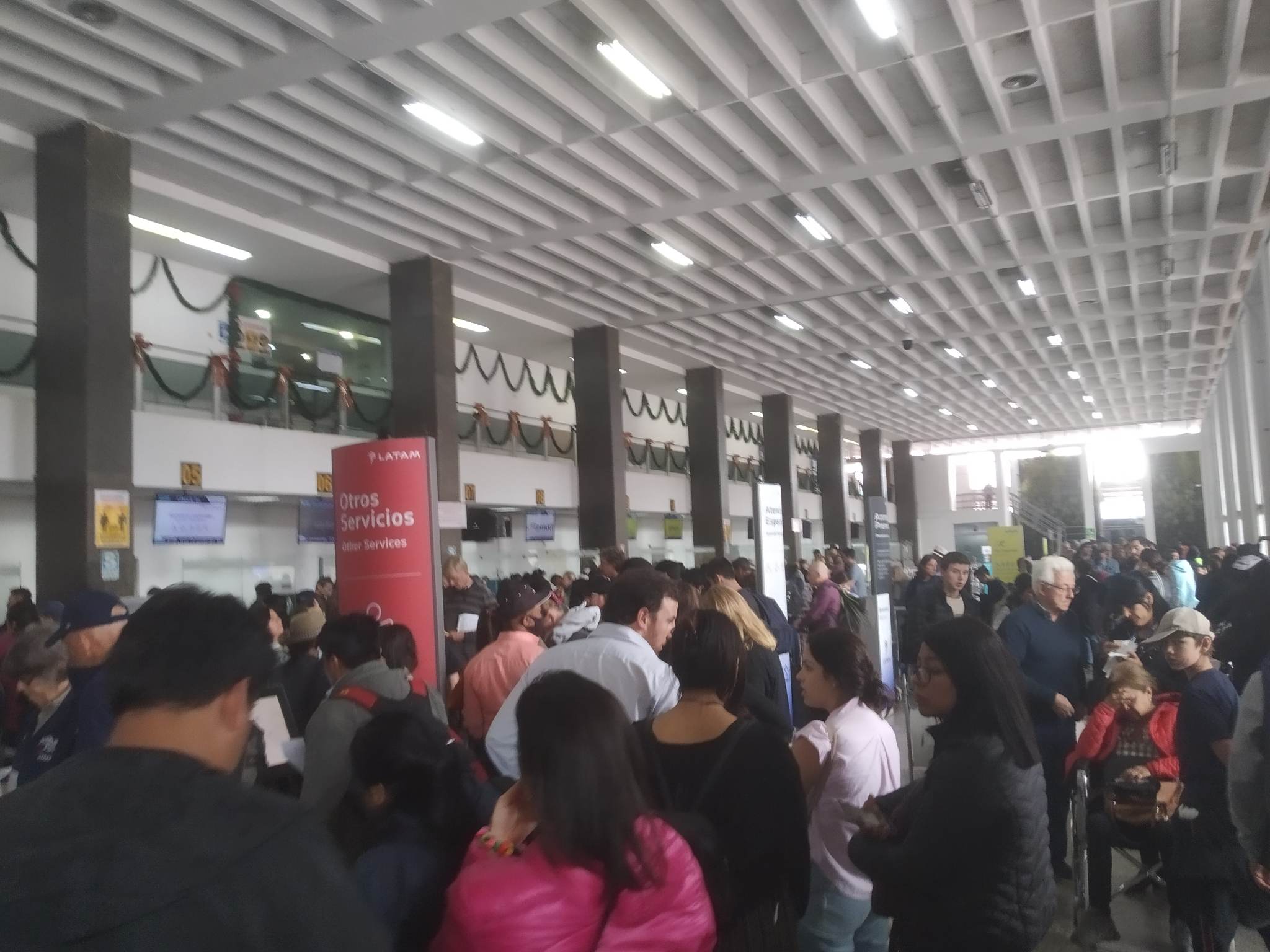 Περού: «Κοιμόμασταν σε χαρτόκουτα στο πάτωμα του αεροδρομίου» – Μαρτυρία Ελληνίδας στην «Κ»-6