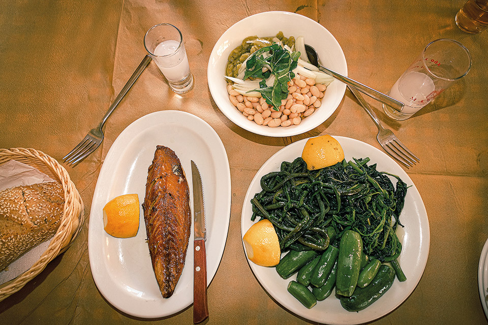 Κουτσομύτης: Γεύσεις με μεράκι στο ουζερί της Μυτιλήνης-1