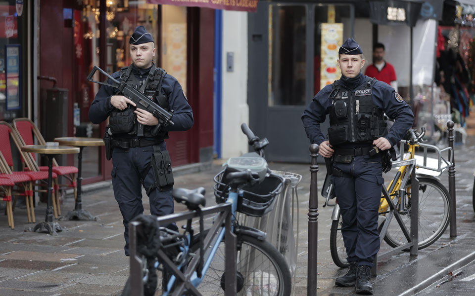 Παρίσι: Γνωστός στις Αρχές ο δράστης της ένοπλης επίθεσης-1