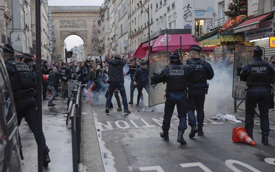 Ταραχές στο Παρίσι μεταξύ Κούρδων και αστυνομίας μετά την ένοπλη επίθεση (εικόνες)-3