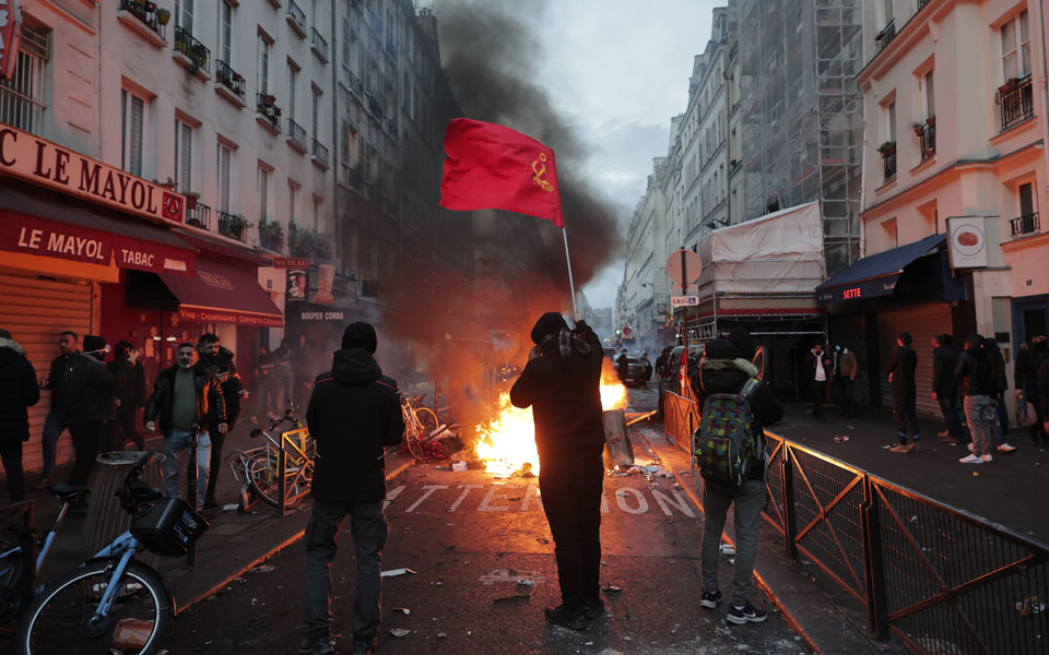 Ταραχές στο Παρίσι μεταξύ Κούρδων και αστυνομίας μετά την ένοπλη επίθεση (εικόνες)-2