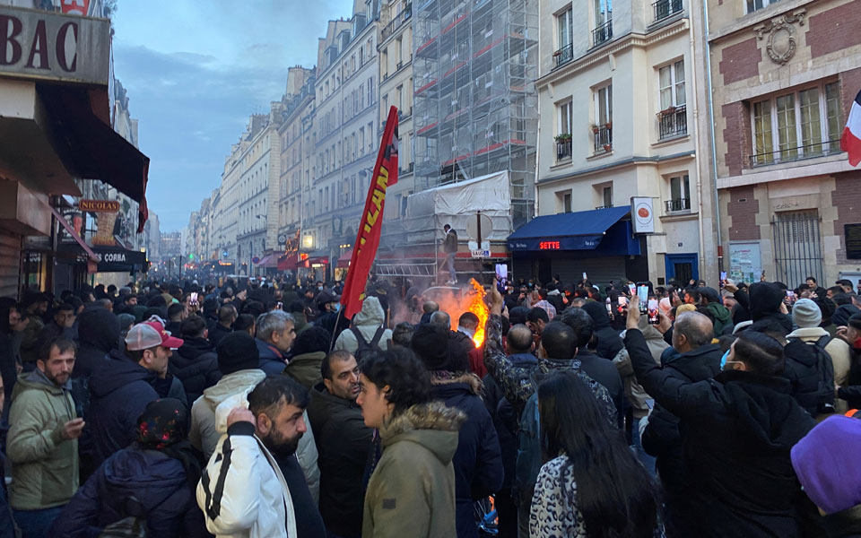 Γαλλία: Ταραχές μεταξύ Κούρδων και αστυνομίας στο κέντρο του Παρισιού μετά τη φονική επίθεση-1