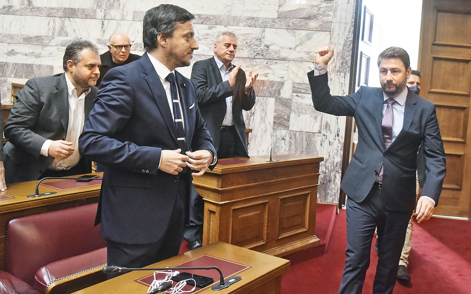 qatargate-διμέτωπη-άμυνα-μετά-το-σοκ-αναζητεί-562192012