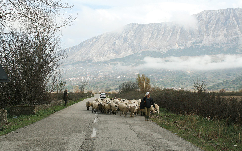 εδώ-έχει-πάντοτε-συννεφιά-562180684