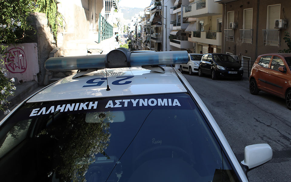 μυστήριο-με-πυροβολισμούς-έξω-από-σπί-562178569