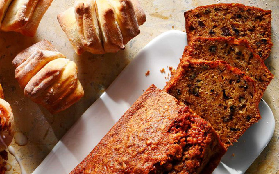 ψωμί-με-κολοκύθα-καρύδια-και-μπαχαρικ-562169182