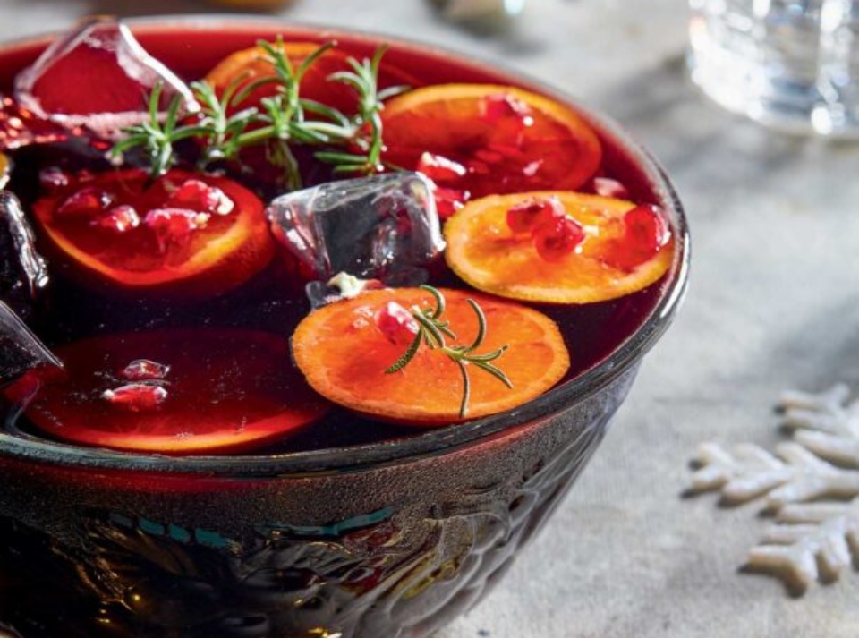 punch-με-κόκκινο-κρασί-ginger-beer-και-ρόδι-562203475