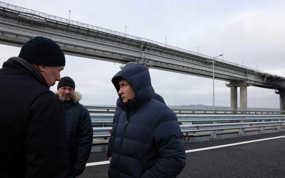 Νέο μπαράζ πυραυλικών επιθέσεων στην Ουκρανία – Στη γέφυρα της Κριμαίας ο Πούτιν-3