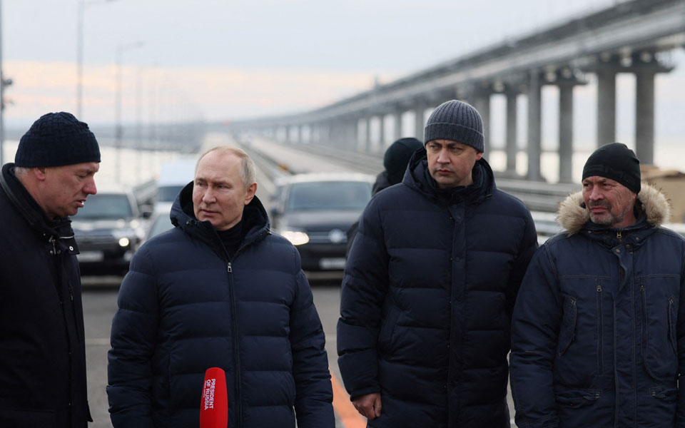 Νέο μπαράζ πυραυλικών επιθέσεων στην Ουκρανία – Στη γέφυρα της Κριμαίας ο Πούτιν-2