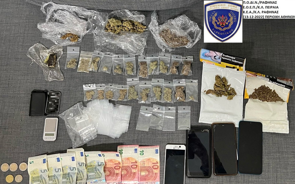 αθήνα-χειροπέδες-σε-δύο-άτομα-για-ναρκ-562185028