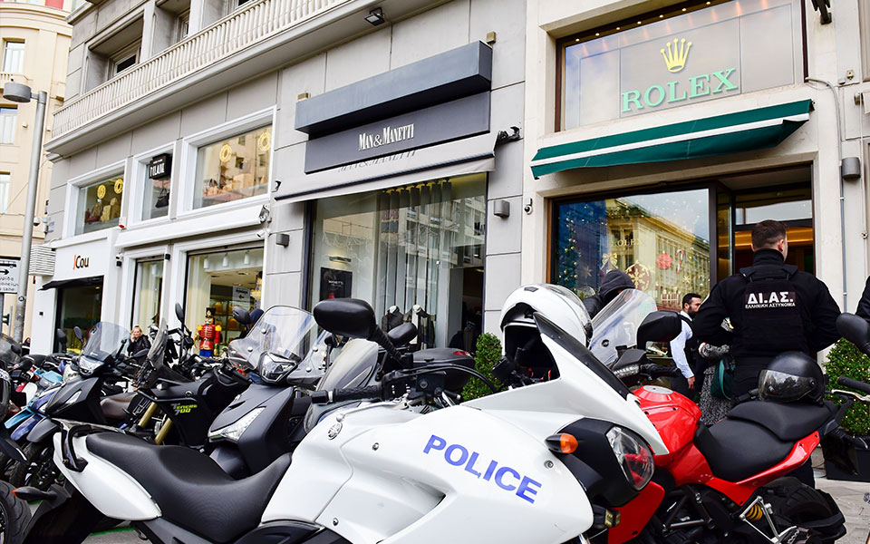Ένοπλη ληστεία σε κατάστημα της Rolex – Πήραν 23 ρολόγια-2