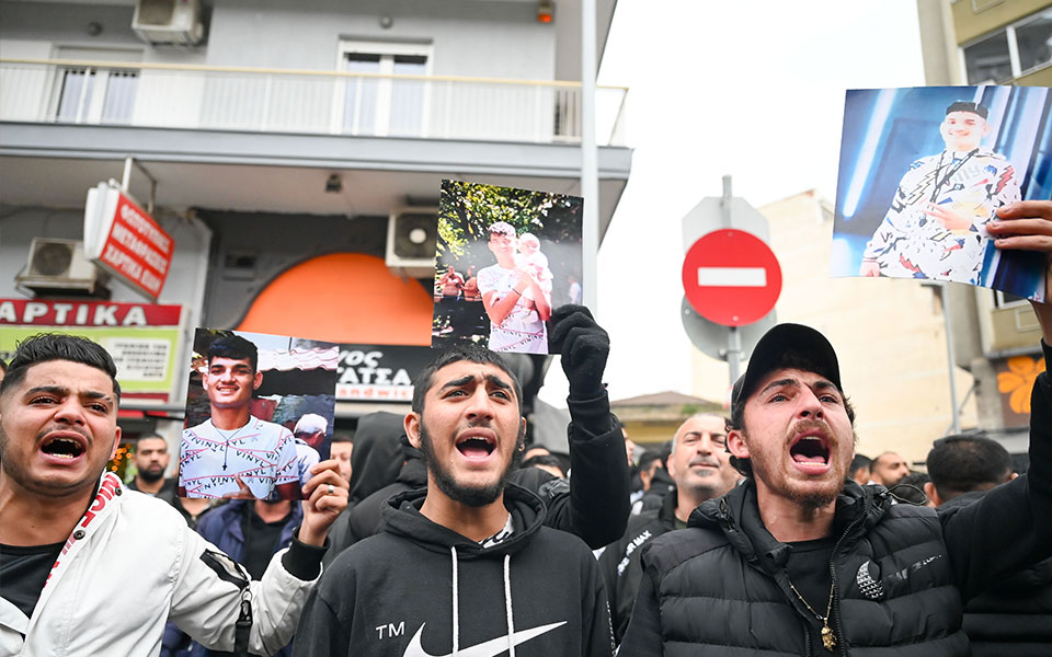 Θεσσαλονίκη: Συγκέντρωση Ρομά έξω από τα δικαστήρια – Κρατούν φωτογραφίες του 16χρονου-1