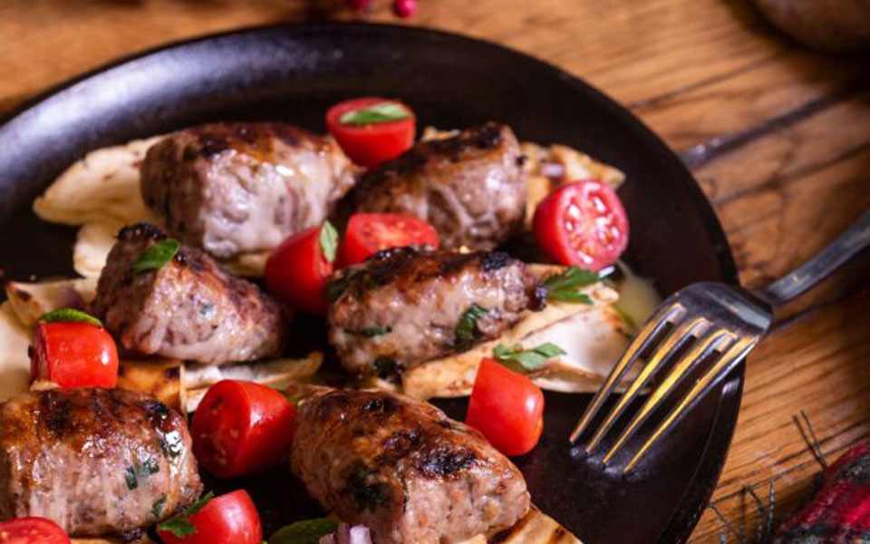 σεφταλιές-με-καβουρμά-και-λουκάνικο-562171102