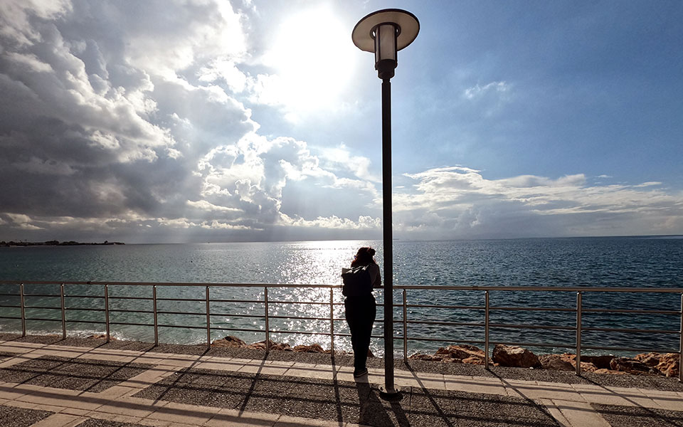 καιρός-λίγες-νεφώσεις-και-τοπικές-βρο-562206208