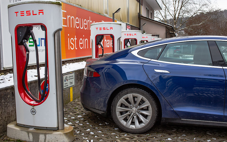 ελβετία-σχέδια-για-χειρόφρενο-στα-η-562170469