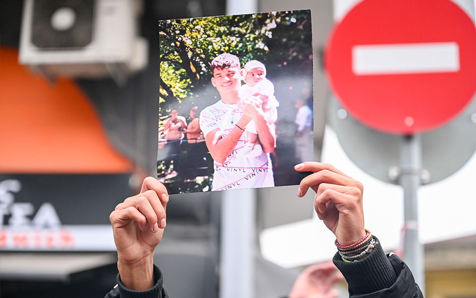 Θεσσαλονίκη: Συγκέντρωση Ρομά έξω από τα δικαστήρια – Κρατούν φωτογραφίες του 16χρονου-2