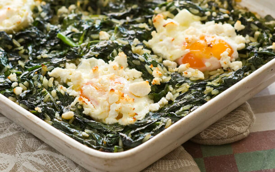 σπανακόρυζο-στον-φούρνο-με-αυγά-και-αν-562202926