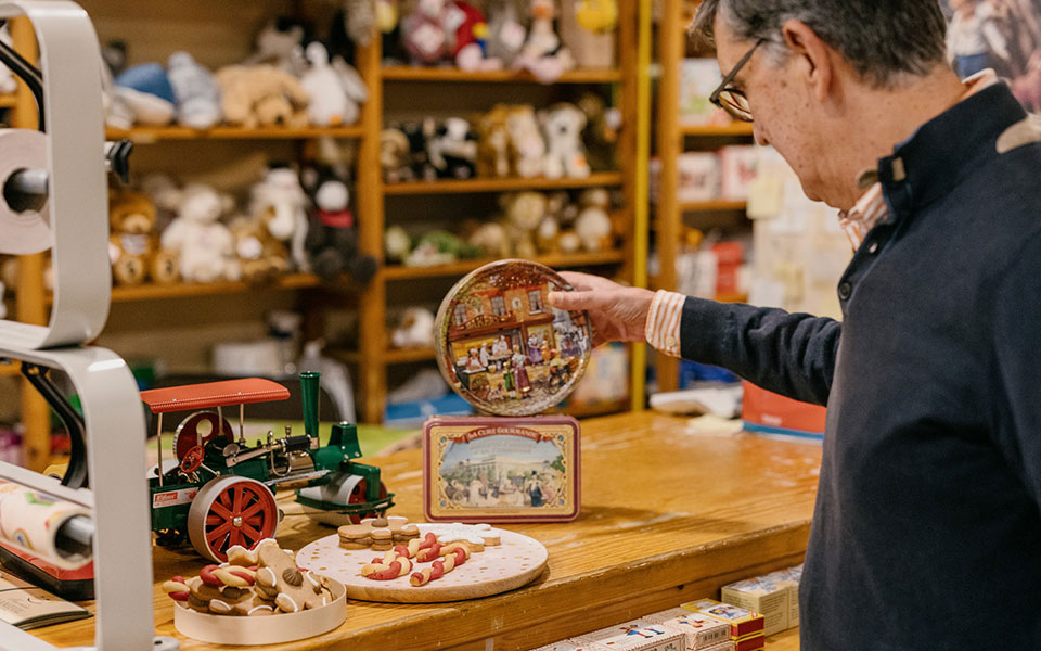 στο-παλαιότερο-παιχνιδάδικο-της-αθήν-562209196
