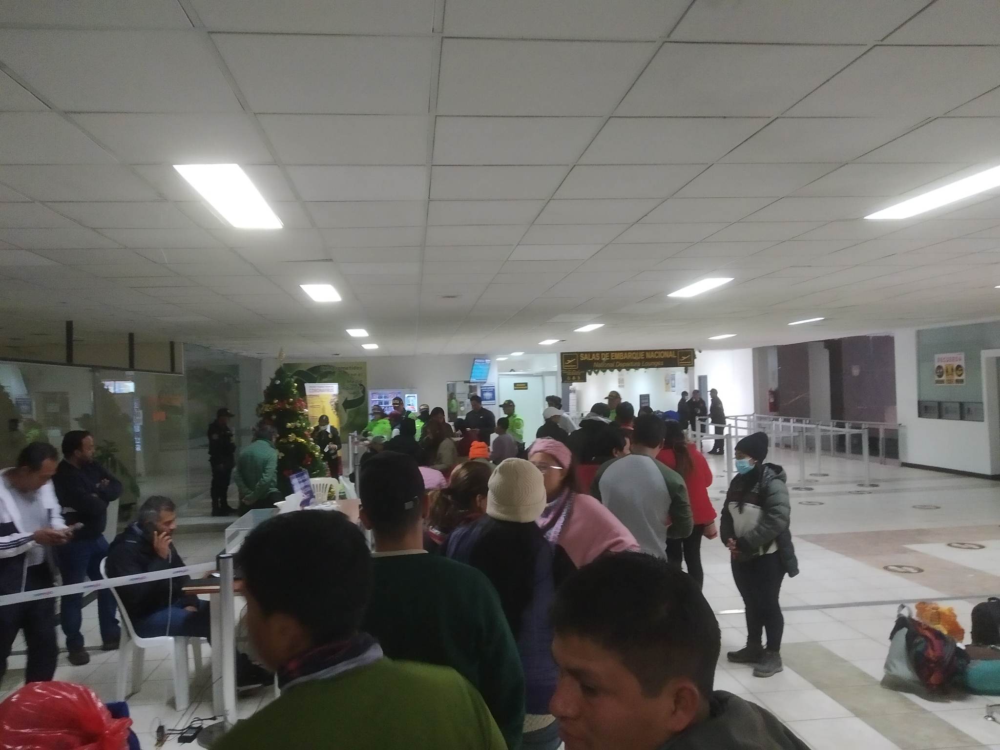 Περού: «Κοιμόμασταν σε χαρτόκουτα στο πάτωμα του αεροδρομίου» – Μαρτυρία Ελληνίδας στην «Κ»-4