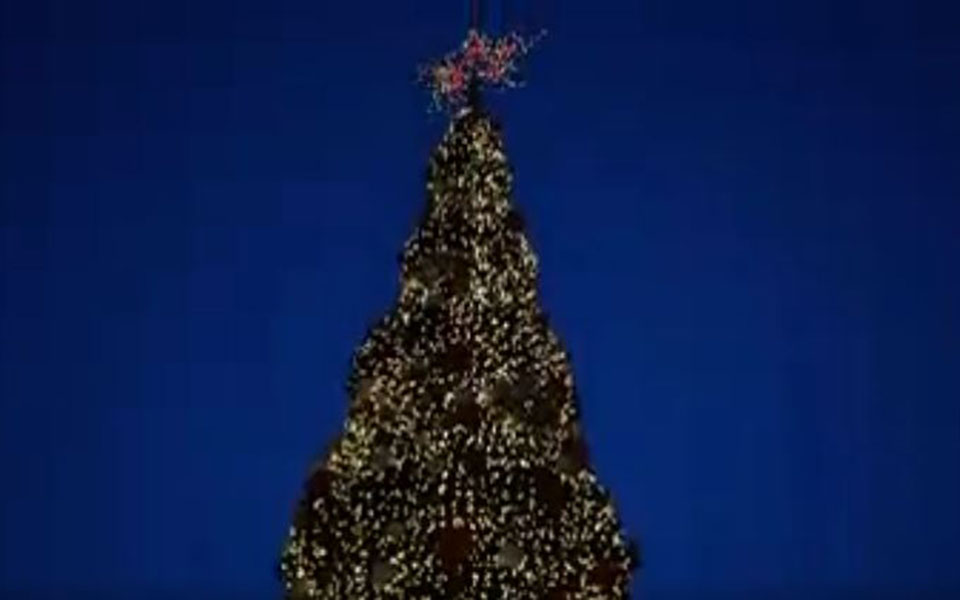 φωταγώγηση-του-χριστουγεννιάτικου-δ-562193707