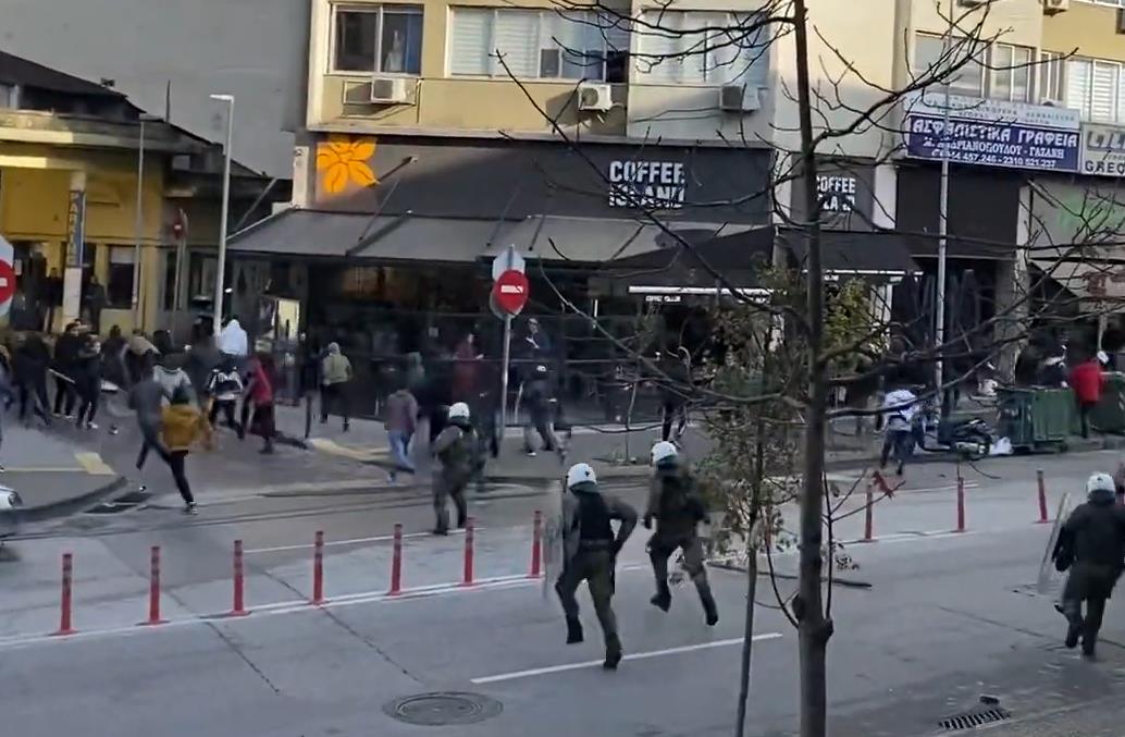 ένταση-μεταξύ-ρομά-και-αστυνομικών-στ-562172401