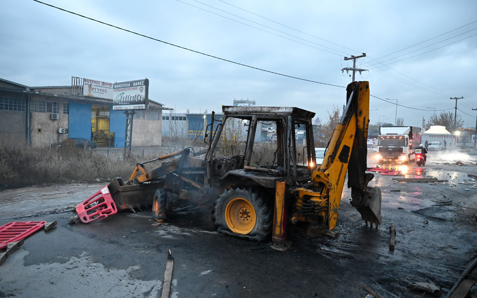 Οδοφράγματα, φωτιές και πετροπόλεμος μεταξύ Ρομά και αστυνομίας – Οι εστίες έντασης-1