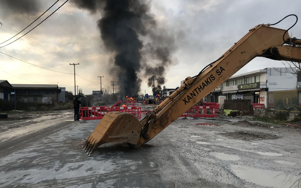 οδοφράγματα-φωτιές-και-πετροπόλεμος-562173148