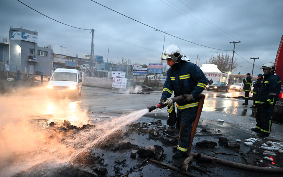 Οδοφράγματα, φωτιές και πετροπόλεμος μεταξύ Ρομά και αστυνομίας – Οι εστίες έντασης-3