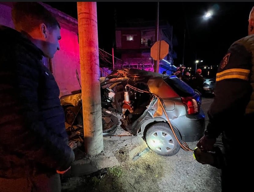 Τροχαίο στο Αγρίνιο: Δύο άτομα εγκλωβίστηκαν σε ΙΧ (εικόνες)-1