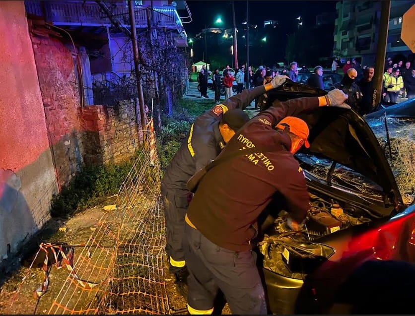 Τροχαίο στο Αγρίνιο: Δύο άτομα εγκλωβίστηκαν σε ΙΧ (εικόνες)-2