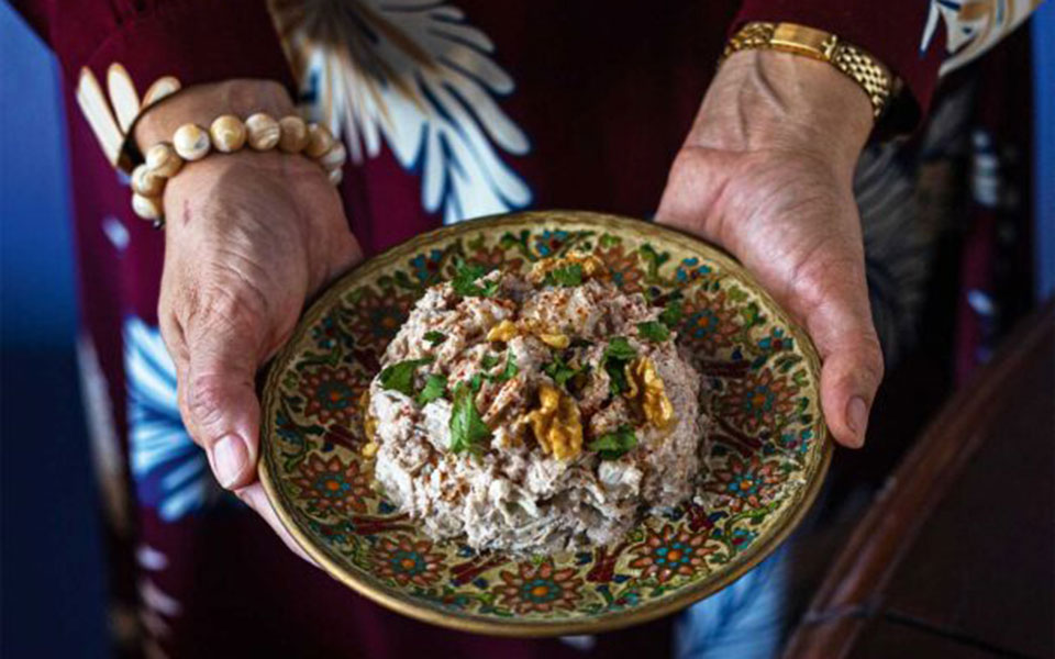τσερκέζ-ταβού-μια-νόστιμη-κοτοσαλάτα-562176046
