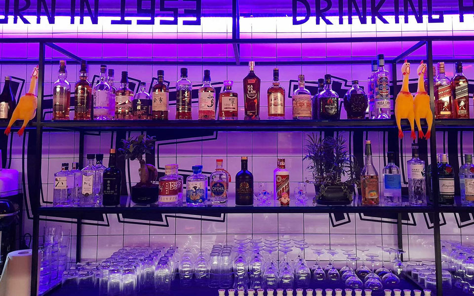 after-office-10-μπαρ-στην-αθήνα-για-να-βγούμε-μετά-τ-562178728