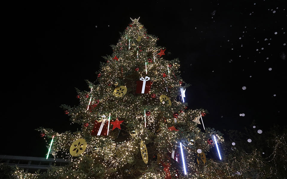 Φωταγωγήθηκε το δέντρο στην πλατεία Συντάγματος (εικόνες)-4
