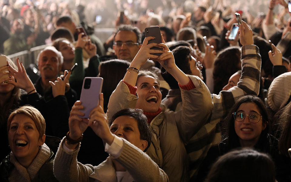 Φωταγωγήθηκε το δέντρο στην πλατεία Συντάγματος (εικόνες)-6