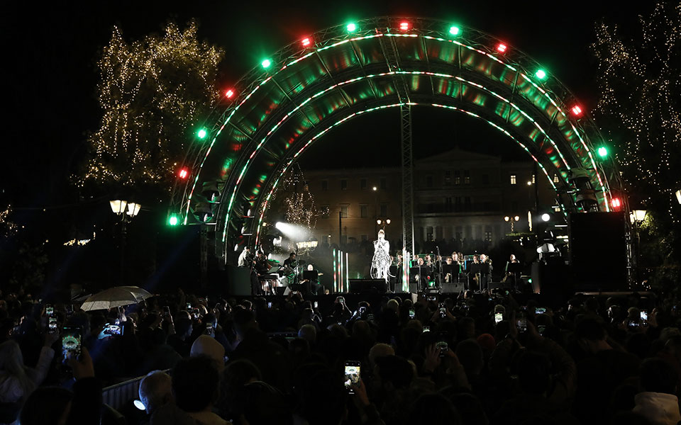Φωταγωγήθηκε το δέντρο στην πλατεία Συντάγματος (εικόνες)-5