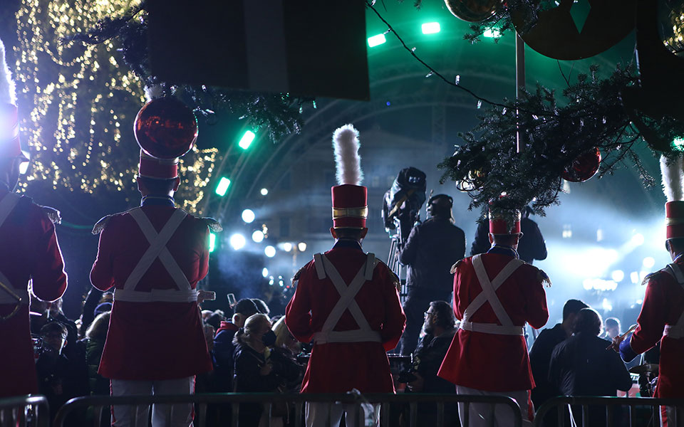 Φωταγωγήθηκε το δέντρο στην πλατεία Συντάγματος (εικόνες)-7